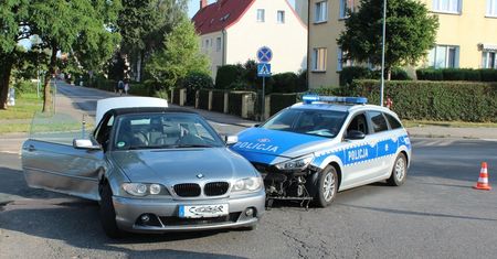 Pościg jak w filmie. Kierowca BMW staranował radiowóz