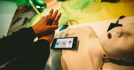 Smartfon może uratować życie na wiele sposobów