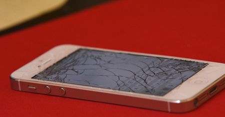 Czy opłaca się naprawiać uszkodzony ekran smartfonu?