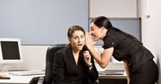 Plotkowanie w pracy – powód do zwolnienia?
