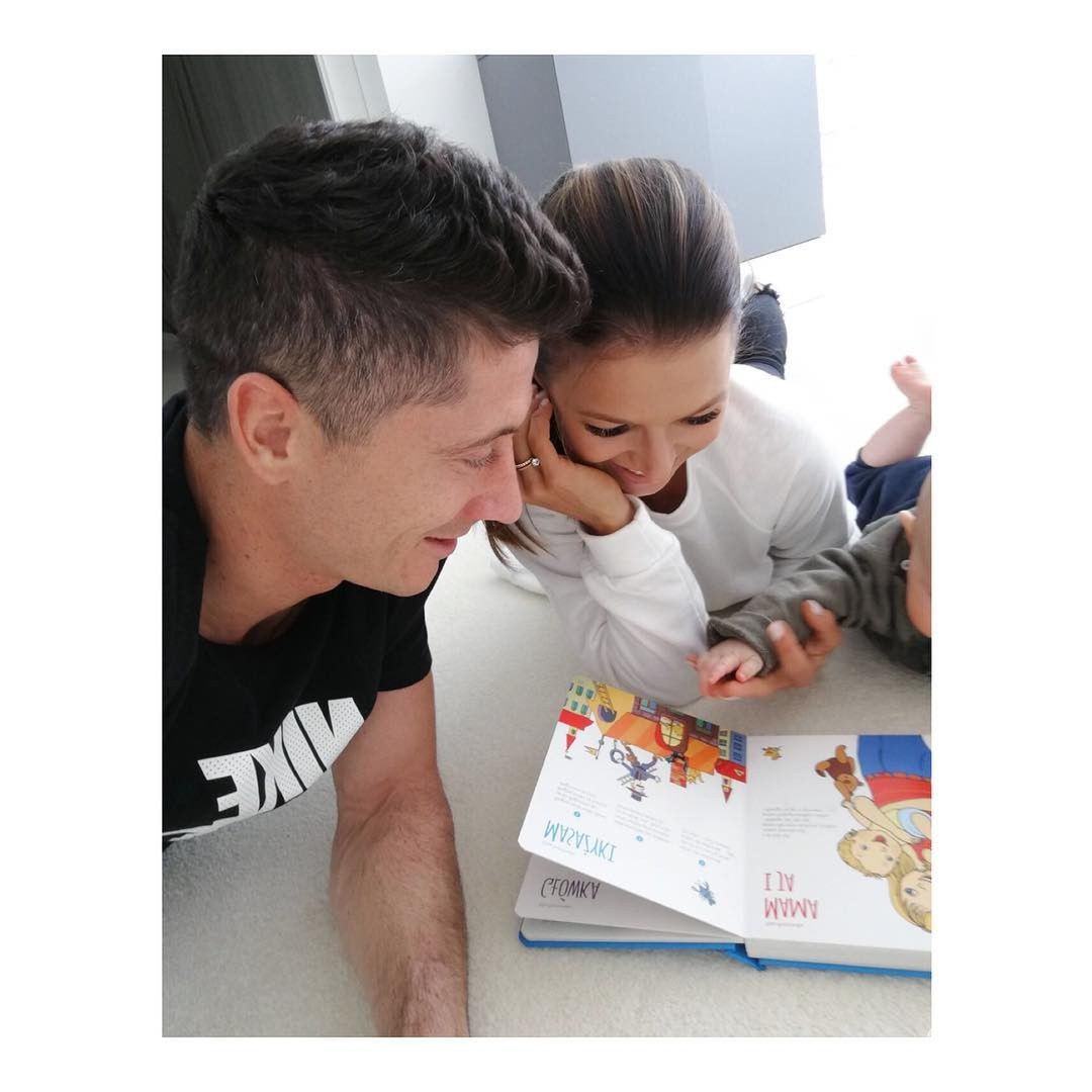 Anna Lewandowska i Robert Lewandowski czytają z Klarą Lewandowską