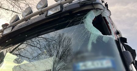 Tafla lodu spadła z ciężarówki. Przebiła szybę i raniła kierowcę w twarz