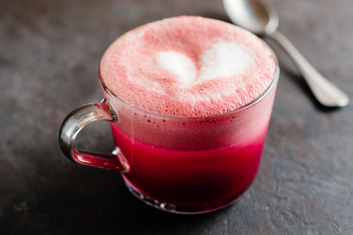 Pink latte pięknie wygląda i pysznie smakuje