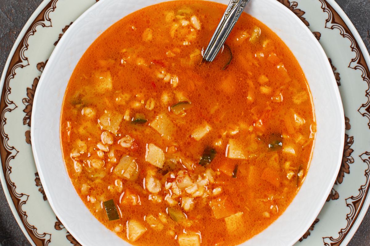 Wrzucam do miski i zalewam pomidorówką. Ten dodatek działa na jelita lepiej niż makaron i ryż