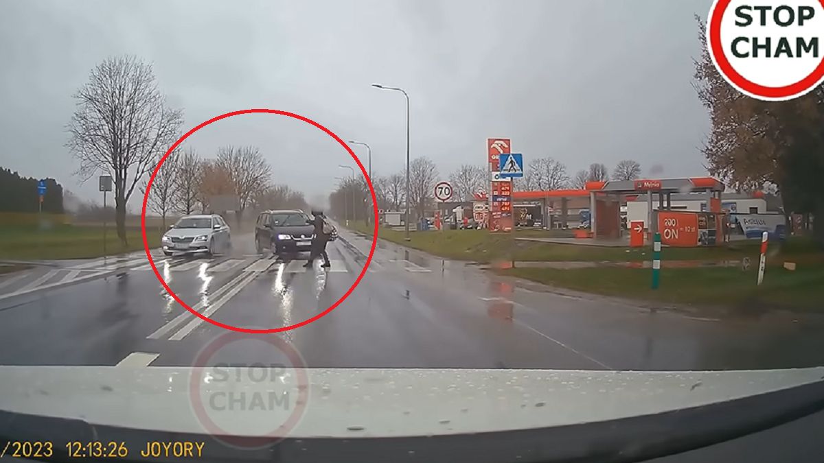 Szokujące nagranie z polskich dróg. Kierowcy nie ustąpili pieszemu. 