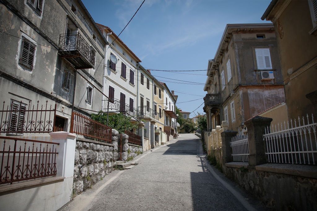 Este es uno de los destinos favoritos de los polacos.  Puedes comprar una casa allí por 57 centavos.