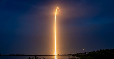 Elon Musk znowu to zrobił. Nad Polskę wraca "kosmiczny pociąg"