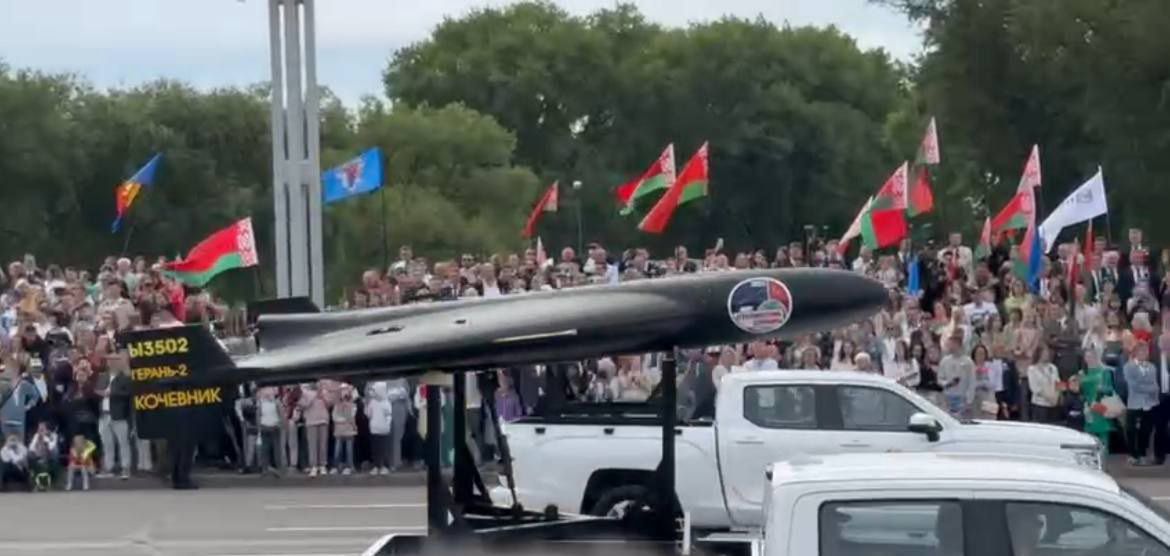 Dron Shahed-136 pokazany na wojskowej paradzie w Mińsku należący do białoruskich sił zbrojnych.