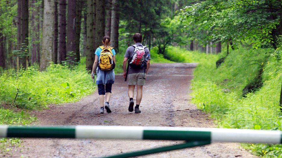 07-07-2009 KARPACZ TURYSCI SPACERUJACY NA SZLAKU DO KOTLA LOMNICZKI SZLAK TURYSTA WEDROWKA TREKKING GORY KARKONOSZE KOCIOL LOMNICZKI GAZETA WROCLAWSKA MARCIN OLIVA SOTO / POLSKAPRESS