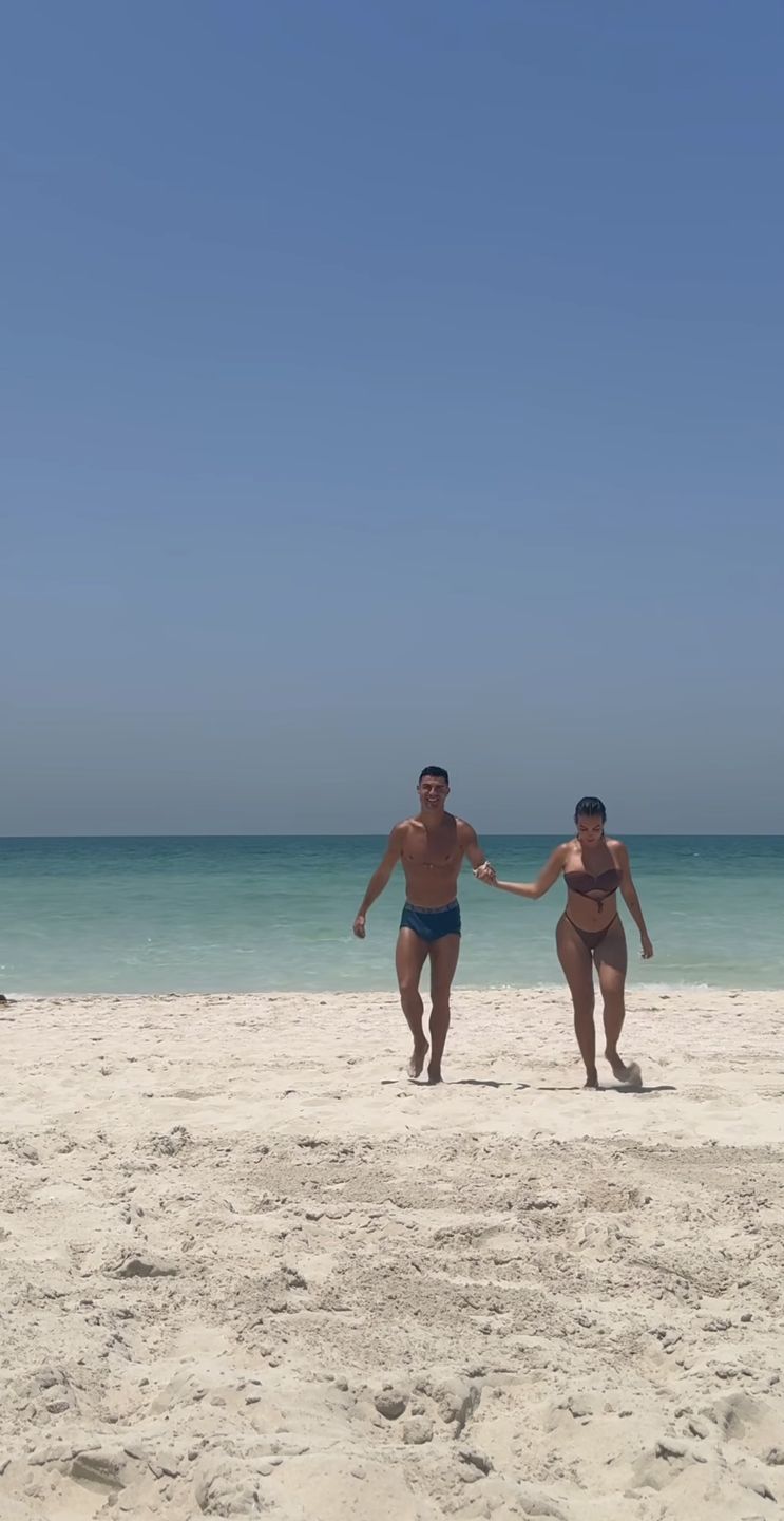 Georgina Rodriguez i Cristiano Ronaldo całują się na plaży 