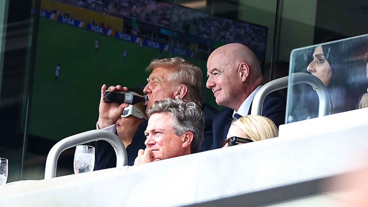 Donald Trump pije dietetyczną colę podczas meczu Chelsea-PSG w ramach klubowych mistrzostw świata, lipiec 2025 roku