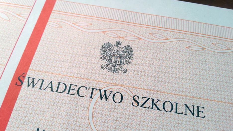 Świadectwo z czerwonym paskiem.