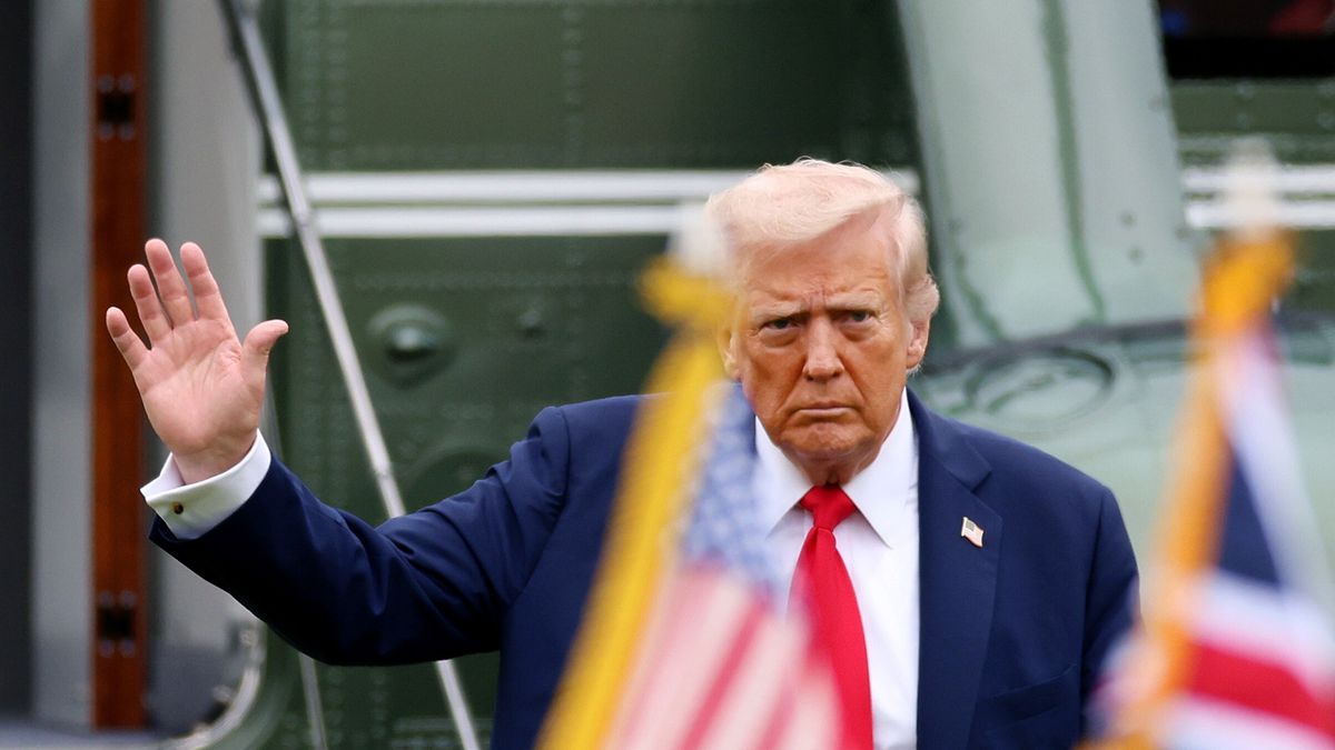 US President meets UK Prime Minister Starmer during State visit
epaselect epa12386645 US President Donald Trump arrives at Chequers, the country residence of the Prime Minister in Aylesbury, Britain, 18 September 2025. President Trump is on his second state visit to the UK where he met with the King and will meet with the Prime Minister.  EPA/ANDY RAIN/POOL 
Dostawca: PAP/EPA.
ANDY RAIN/POOL
epaselect