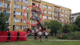 Nietypowa akcja strażaków w Świnoujściu. Musieli wyciągać pacjenta przez okno za pomocą dźwigu, bo waży ponad 300 kg