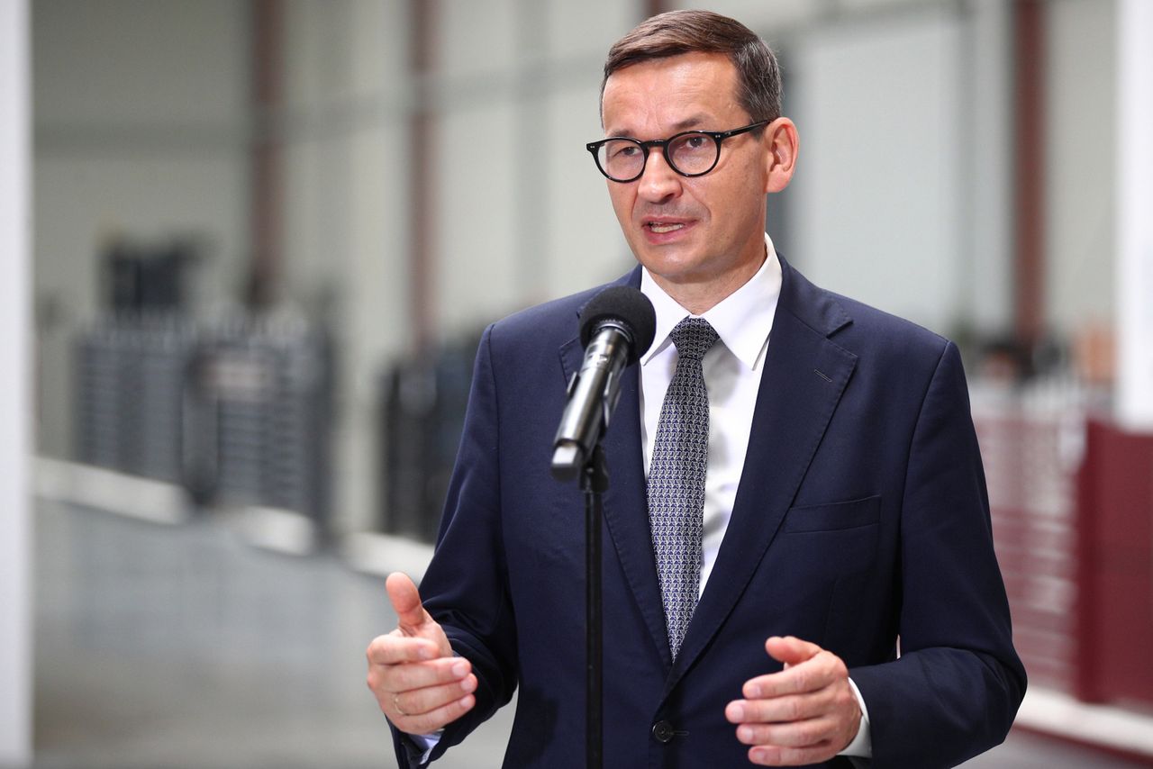 Premier Morawiecki wystąpił na konferencji prasowej w Wielogłowach /Łukasz Gągulski