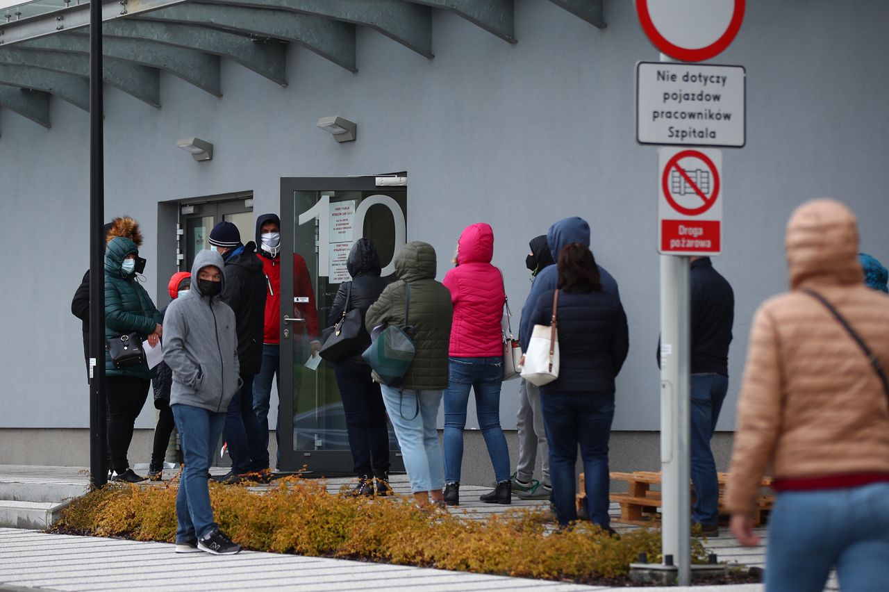 Koronawirus. Małopolska. Kolejka do badania na obecność COVID-19 w Szpitalu Uniwersyteckim w Krakowie