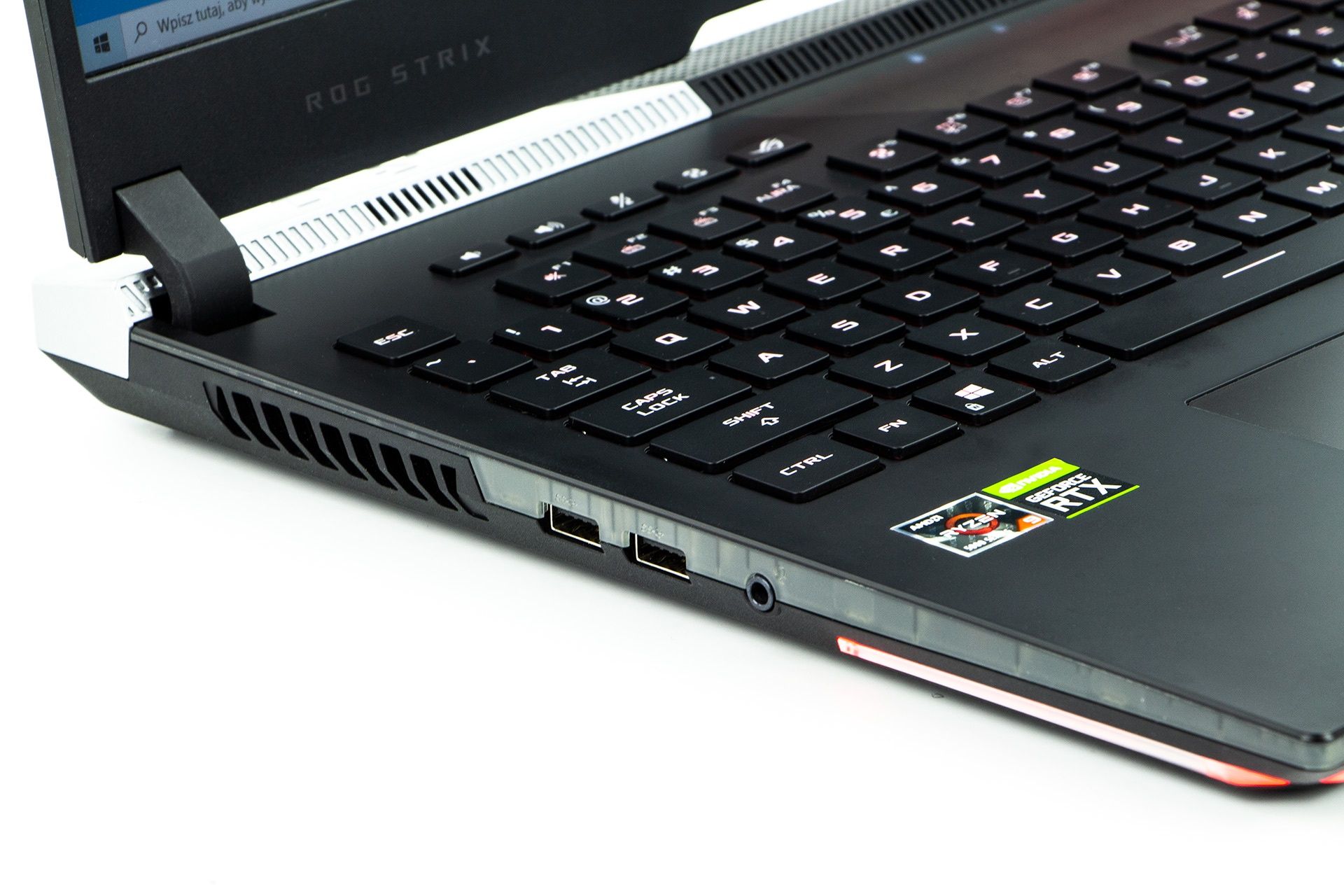 ASUS ROG Strix SCAR 17 G733 z lewej