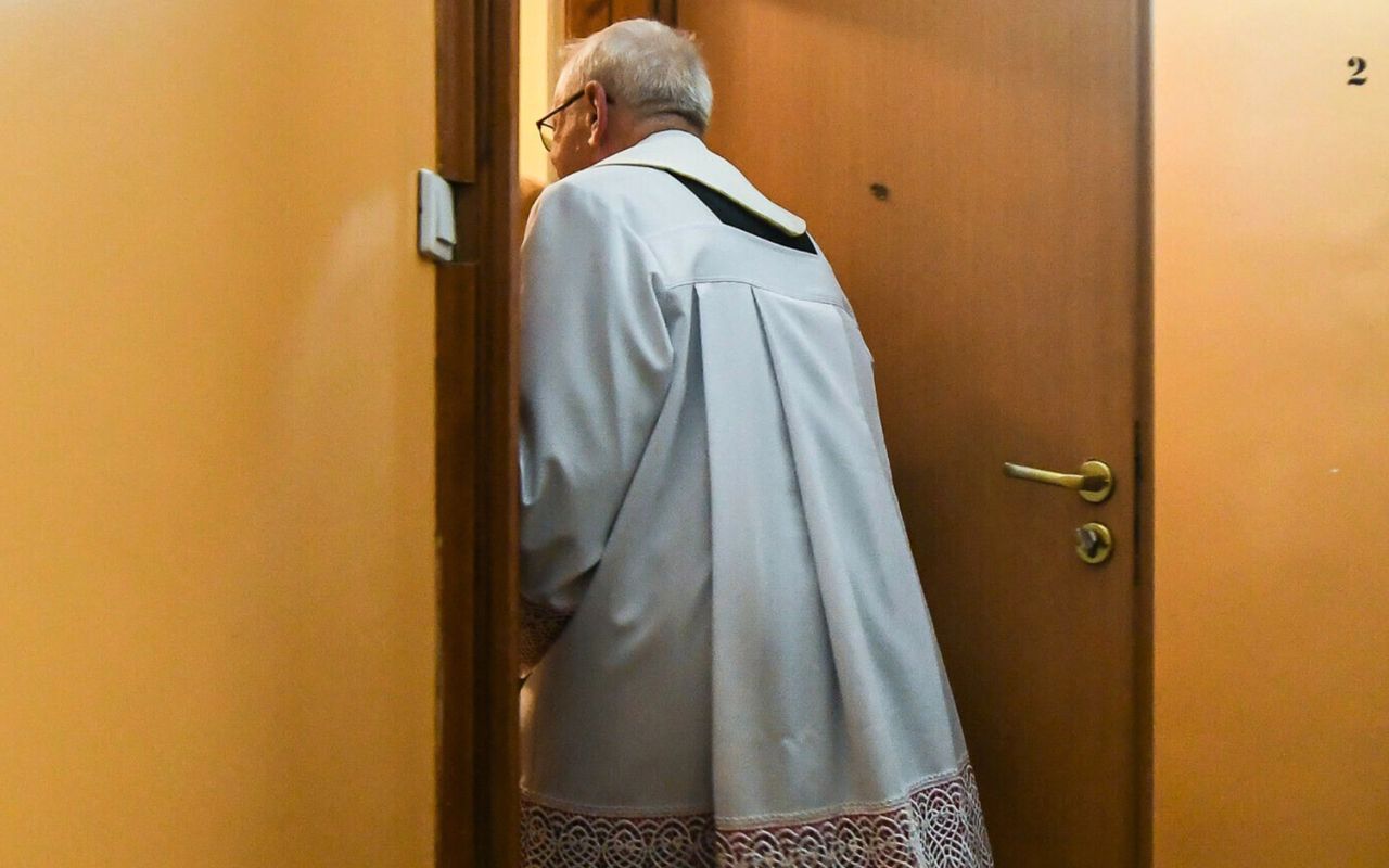 W okresie świątecznym księża odwiedzają swoich parafian w domach (zdjęcie ilustracyjne)