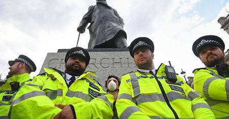 Boris Johnson komentuje niszczenie posągów. To "zakłamywanie naszej historii"