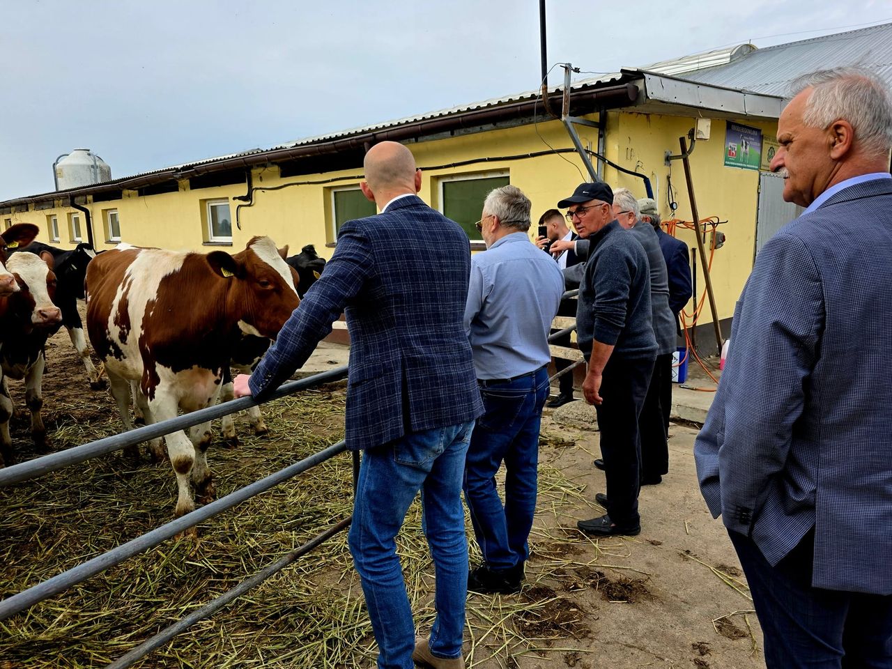 Minister Czesław Siekierski z wizytą u rolników poszkodowanych przez nawałnicę