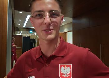 Kacper Urbański pojawił się na zgrupowaniu w okularach. "Dbam o to, by oko nie zgasło"