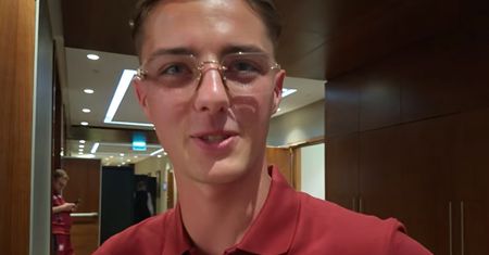 Kacper Urbański pojawił się na zgrupowaniu w okularach. "Dbam o to, by oko nie zgasło"