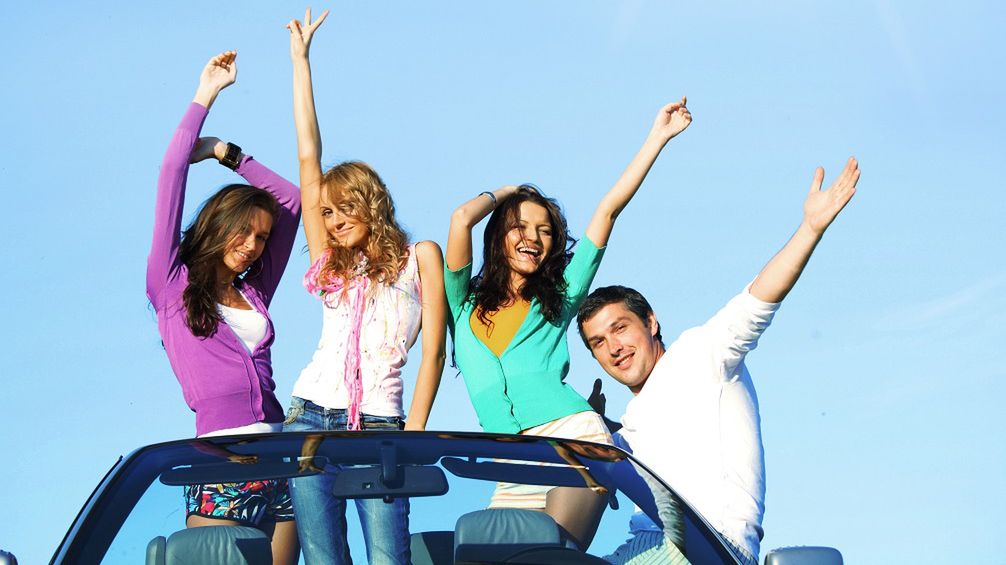 Osoby stojące w aucie