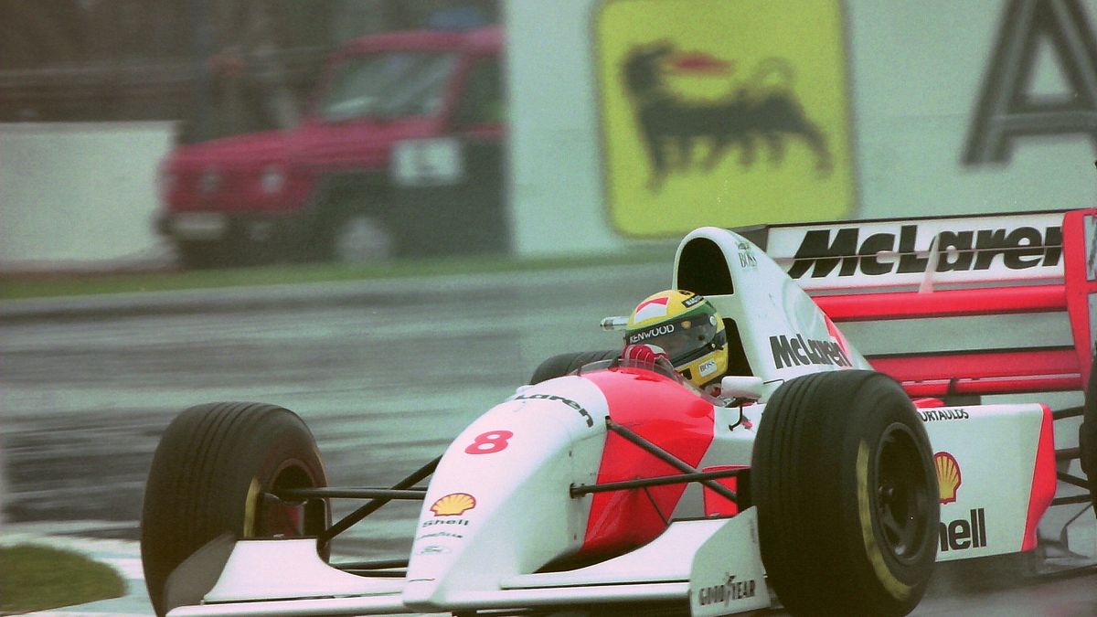 Ayrton Senna w McLarenie MP4-8 podczas treningów w Donington w 1993 roku.