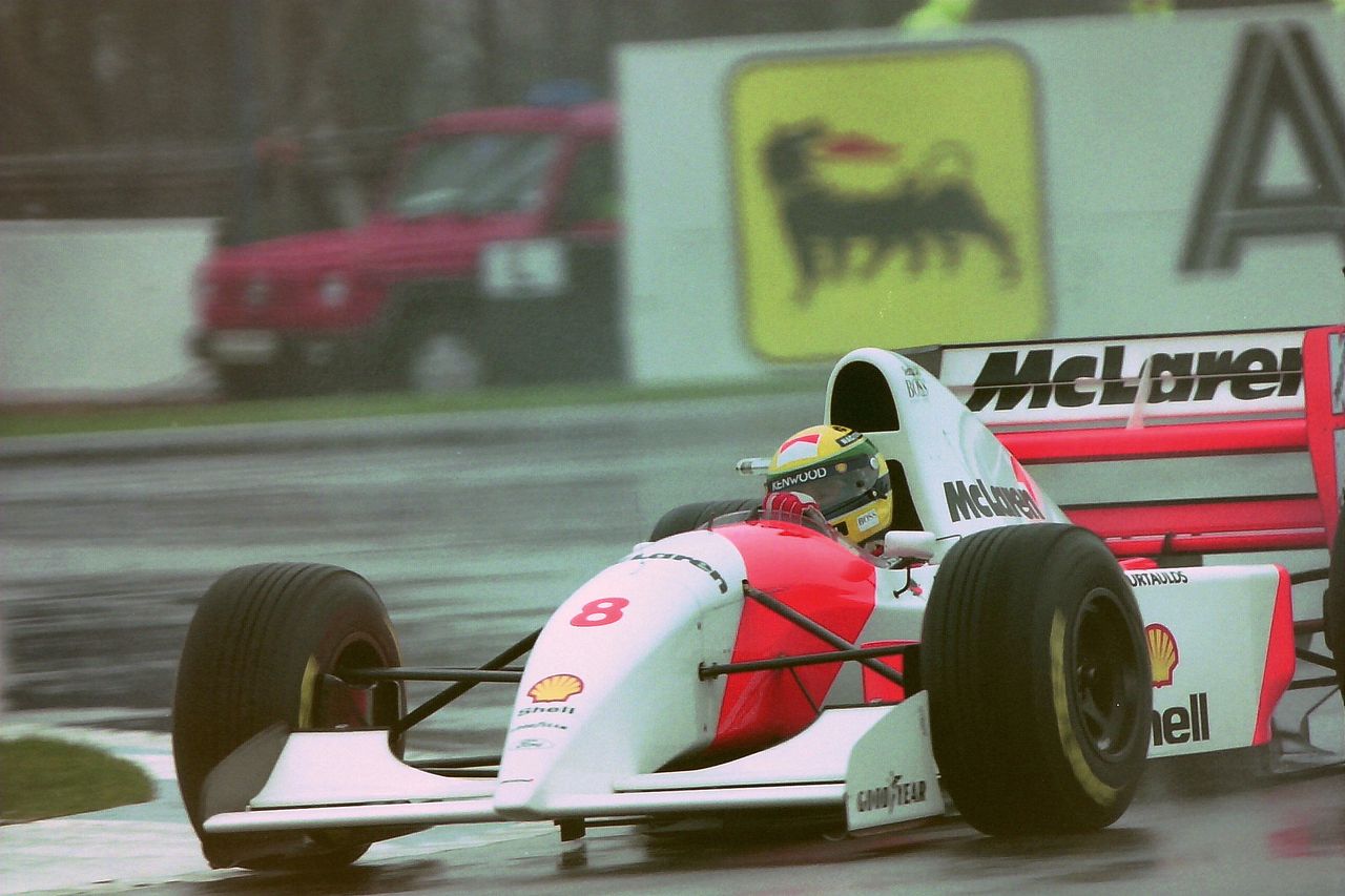 Ayrton Senna w McLarenie MP4-8 podczas treningów w Donington w 1993 roku.