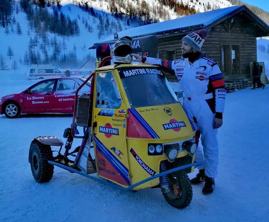 Małe Piaggio Ape z motocyklowym silnikiem Triumpha to idealna zimowa zabawka