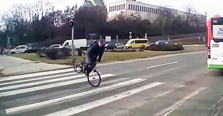 Rowerem przez przejście dla pieszych na czerwonym świetle