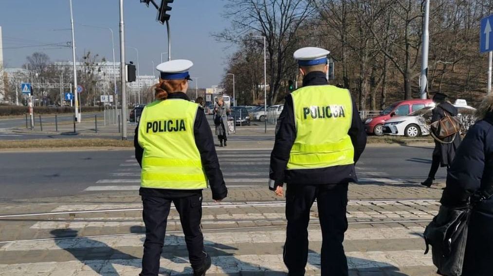 Policjanci na przejściu dla pieszych