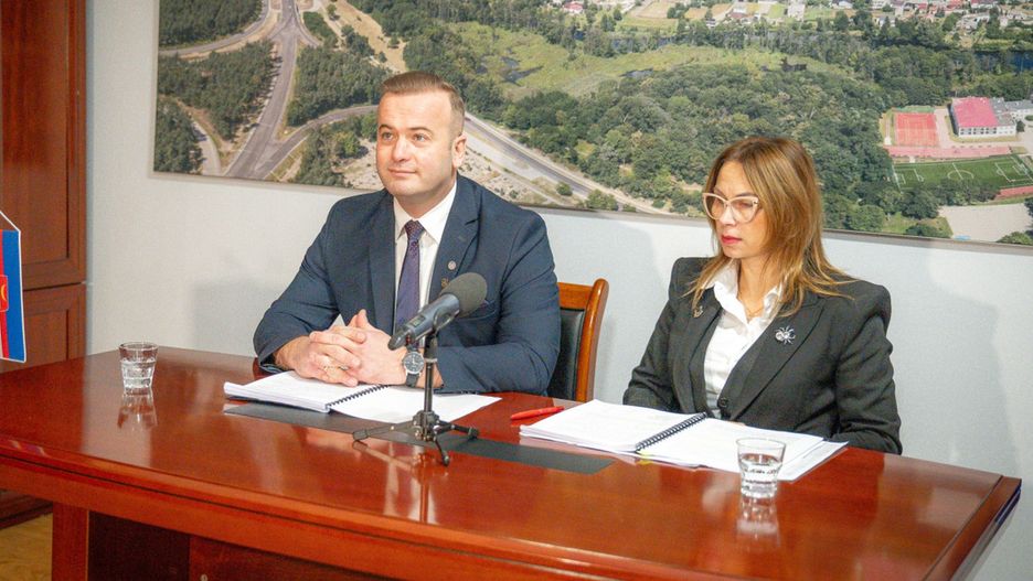 O planach na 2026 rok i podsumowaniu obecnego mówili na konferencji budżetowej burmistrz Krzysztof Kułakowski i skarbnik Marzenna Rzymek/fot. Agnieszka Czubek