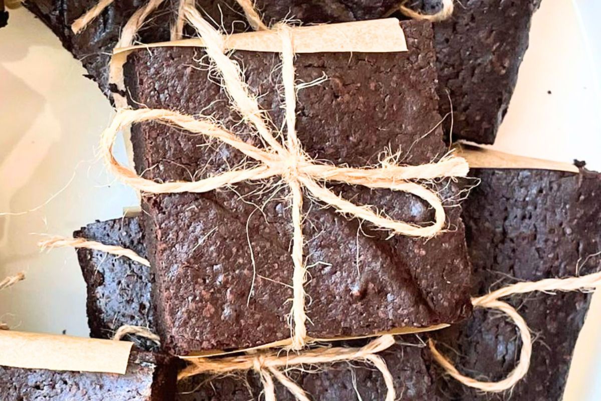 Papier do pieczenia i sznurek. Podaj tak brownie, a goście oszaleją z zachwytu