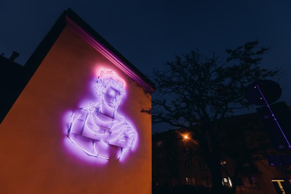 Popiersie Apolla na elewacji budynku Centrum Kultury przy ul. Peowiaków