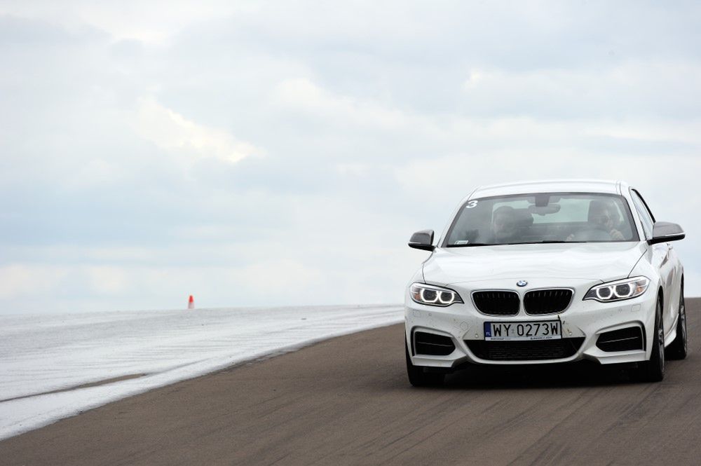 M235i xDrive nawet w trudnych warunkach pozwala ograniczyć używanie hamulca do minimum. Praca na kierownicy i dawkowanie gazu to podstawa, a uśmiech na twarzy pojawia się sam. Małe BMW piekielnie łatwo wchodzi w poślizg i równie łatwo się w nim prowadzi dając kierowcy często złudne wrażenie wysokich umiejętności.