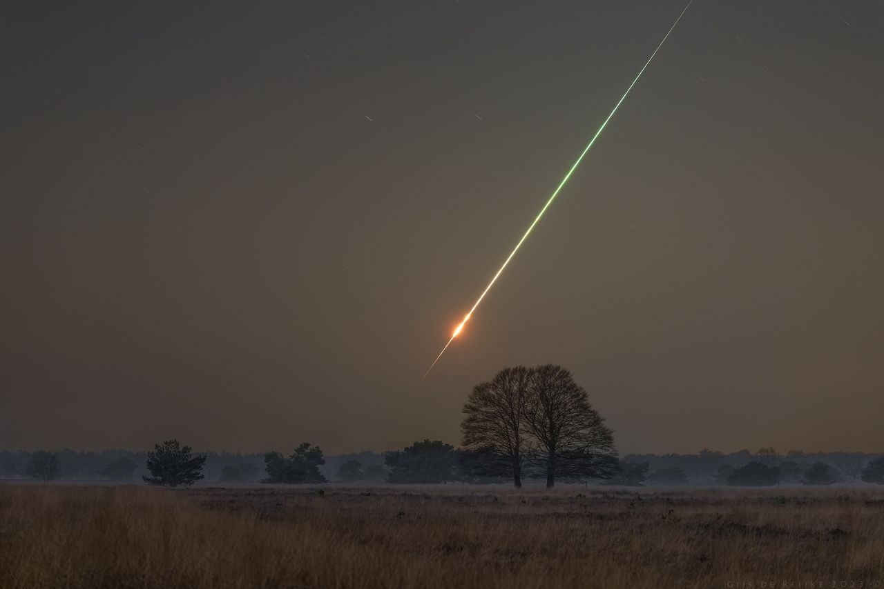 Asteroida Sar2667 po wejsćiu w atmosferę.