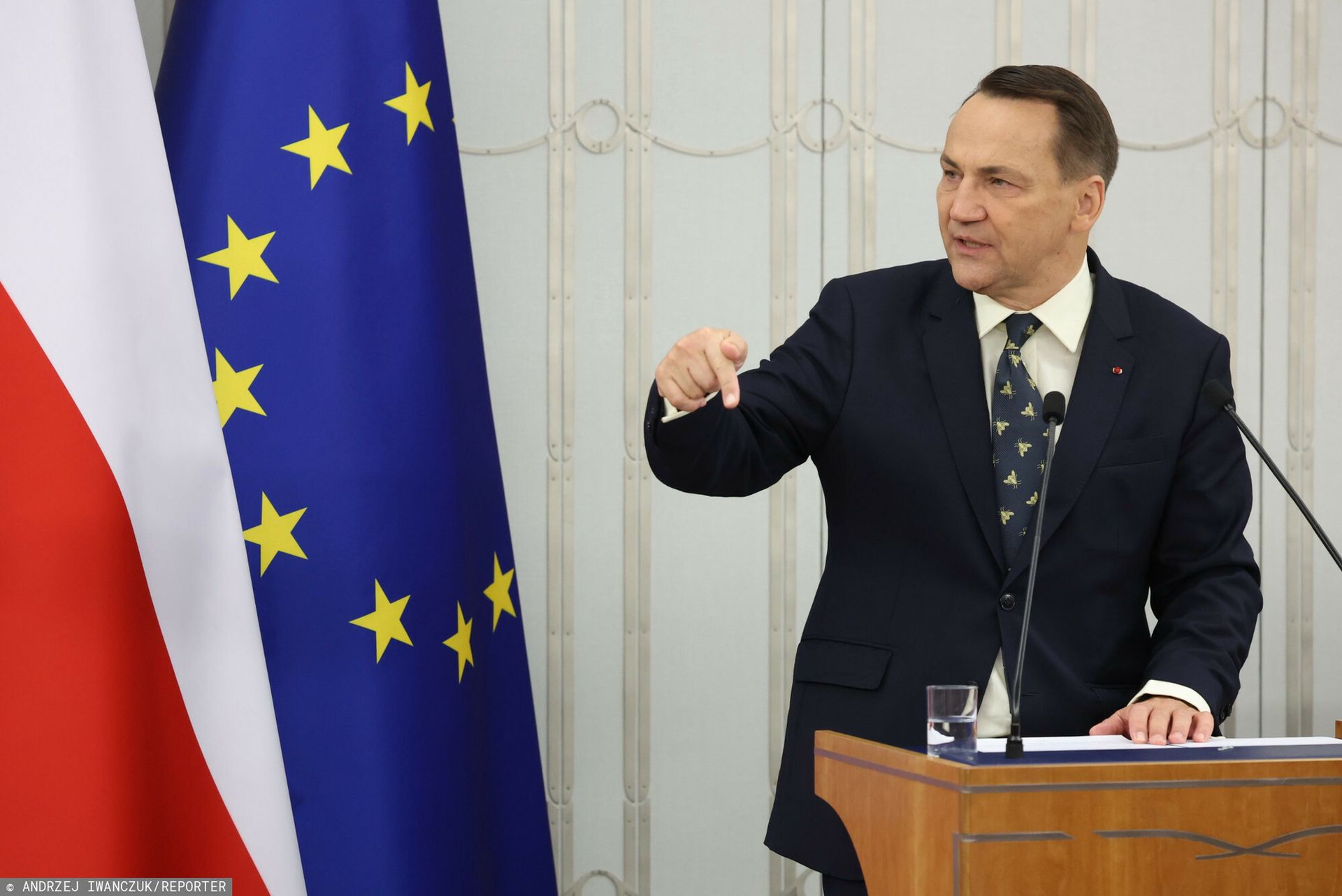 wiadomości,aktualności,WP Wiadomości Dziennikarz pokazał materiały z konwencji PiS i wybuchła burza. Sikorski komentuje