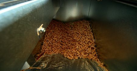 Własny pellet z trocin. Czy to się w ogóle opłaca?