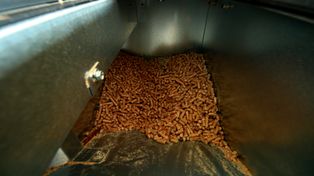 Coraz więcej osób robi to w garażu. Tani pellet z trocin to hit