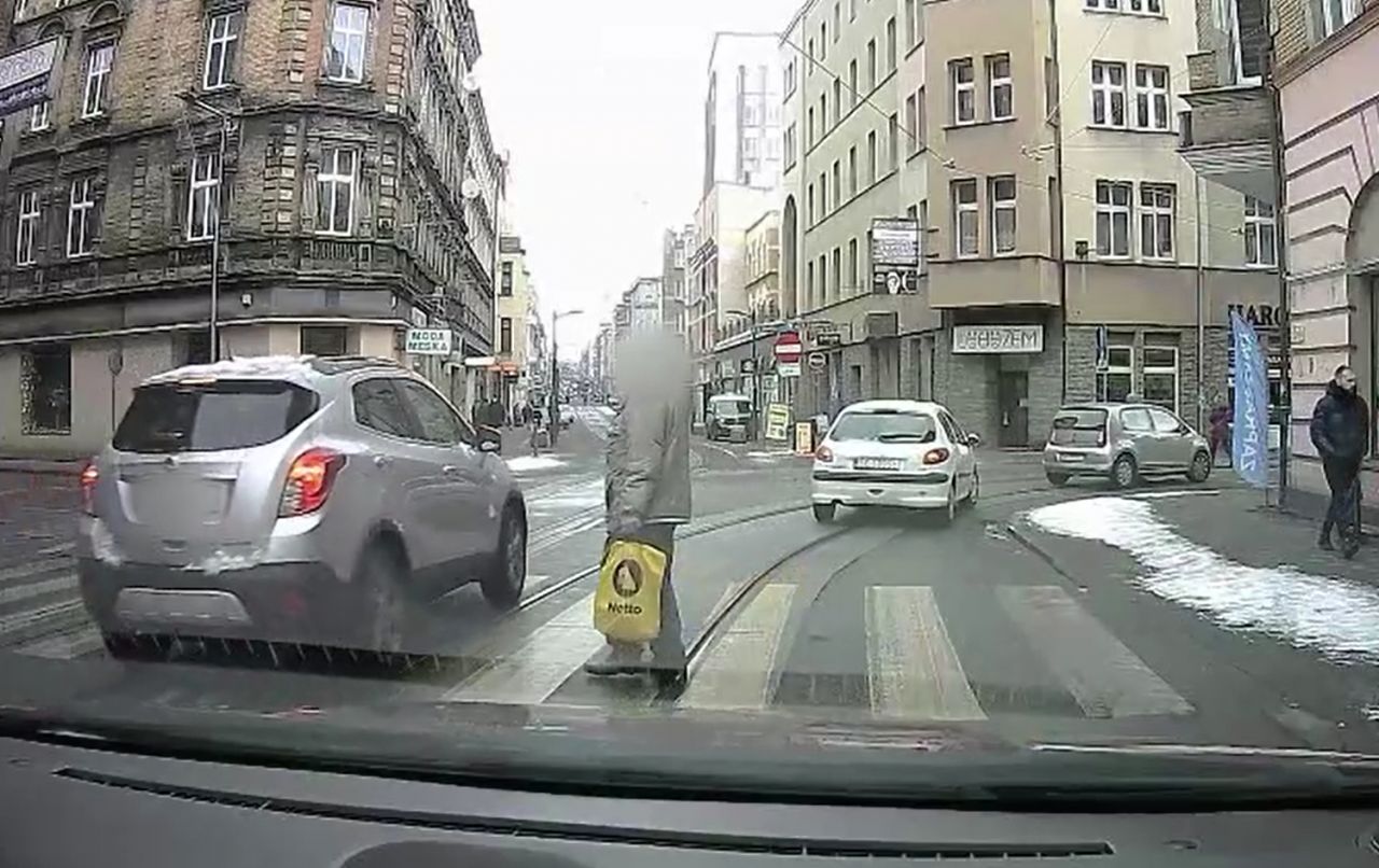 Niebezpieczny manewr na przejściu dla pieszych