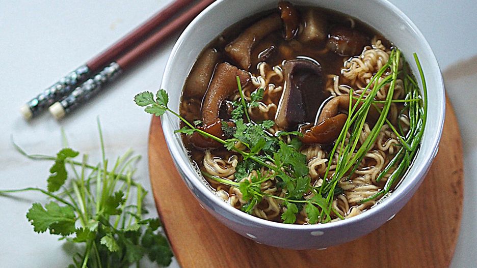 Zupa grzybowa z makaronem w stylu azjatyckim