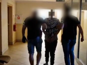 33-latek miał w domu mały magazyn narkotyków i broń. Został zatrzymany