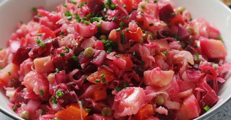 Babcia przywiozła ten przepis ze Wschodu. Kroję w kostkę i mieszam w wielkim garze