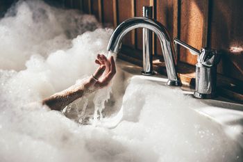 Kąpiel podczas burzy? Tak narażasz się na ogromne niebezpieczeństwo