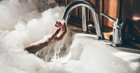 Kąpiel podczas burzy? Tak narażasz się na ogromne niebezpieczeństwo