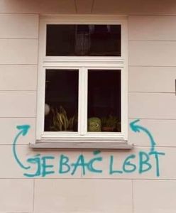 Warszawa. Wulgarny napis pod oknem. Do tego prowadzi homofobia