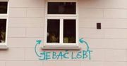 Warszawa. Wulgarny napis pod oknem. Do tego prowadzi homofobia