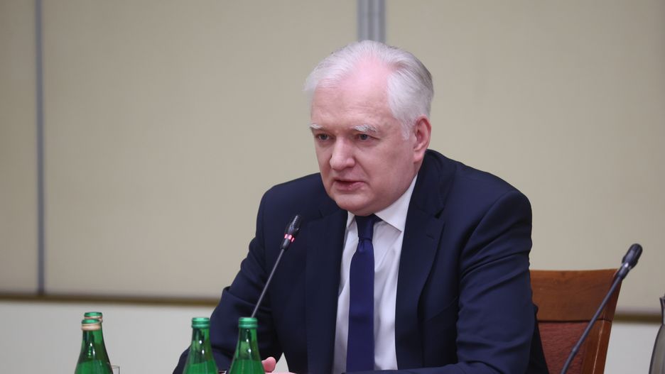 Warszawa, 10.01.2024. Były wicepremier w rządzie PiS Jarosław Gowin podczas posiedzenia sejmowej komisji śledczej do zbadania legalności, prawidłowości oraz celowości działań podjętych w celu przygotowania i przeprowadzenia wyborów Prezydenta Rzeczypospolitej Polskiej w 2020 r. w formie głosowania korespondencyjnego, 10 bm. w Sejmie w Warszawie. (sko) PAP/Leszek Szymański
