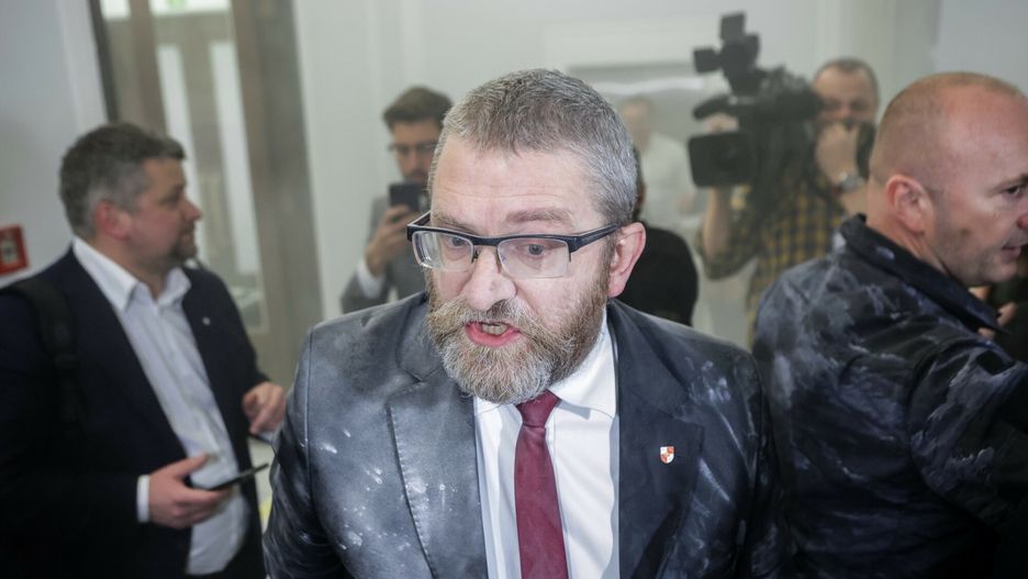 Poseł Grzegorz Braun zgasił gaśnicę świece chanukowe
